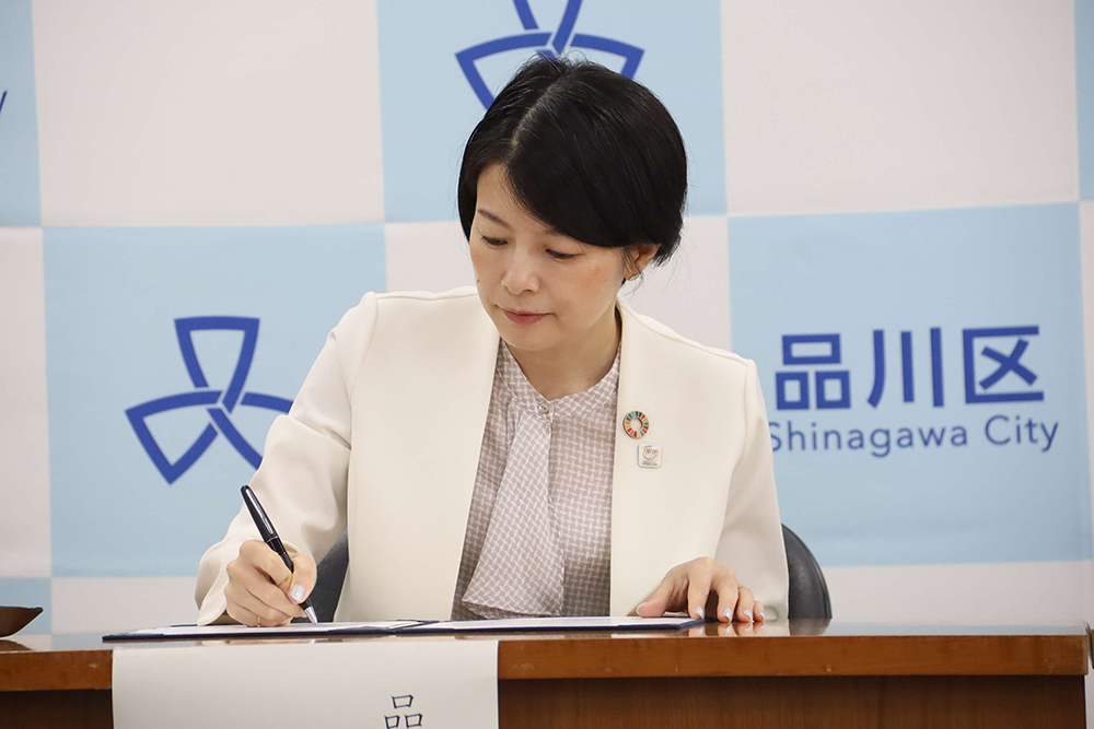 サインする森澤区長の画像