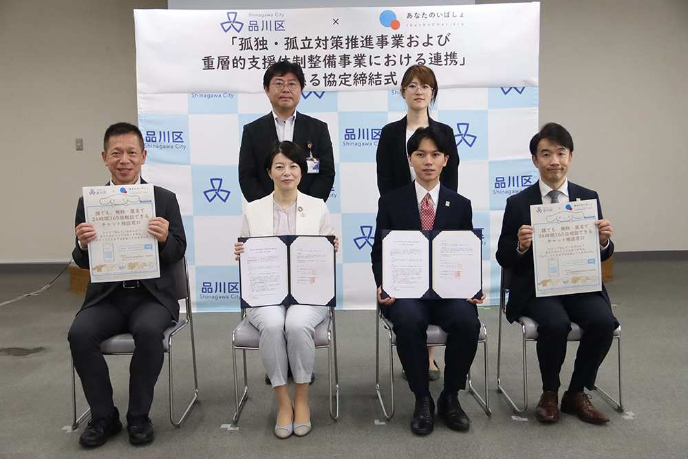 参列者で記念撮影する画像