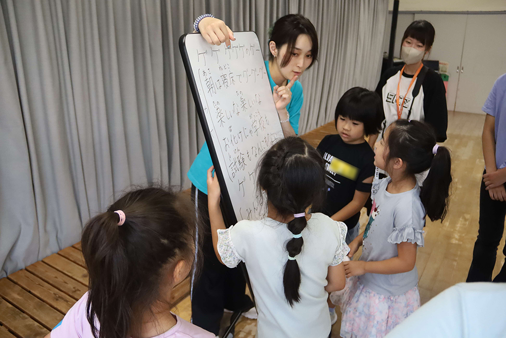 歌の歌詞を決めるグループの画像