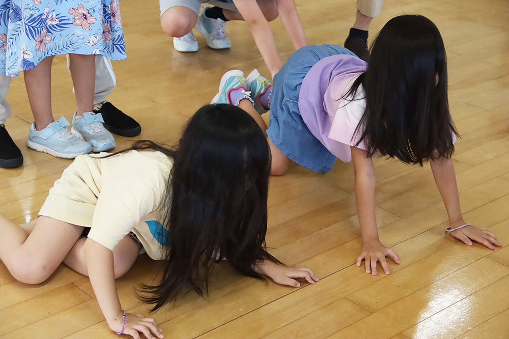 お化けの練習をする子どもの画像