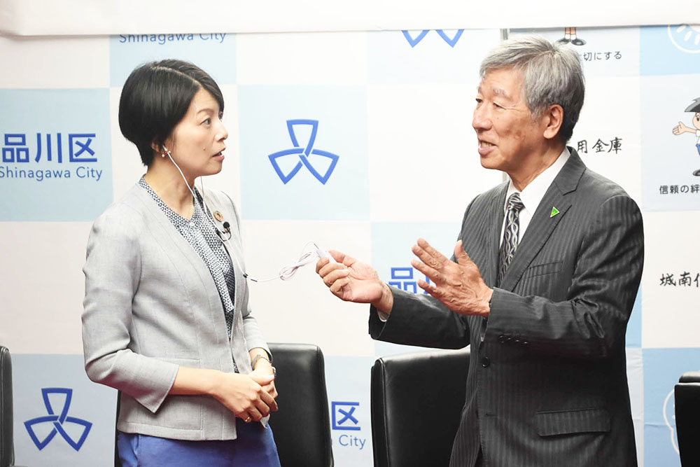 細井学長から説明を受ける森澤区長の画像