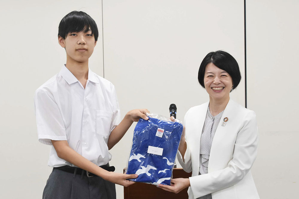 記念品を受け取る画像
