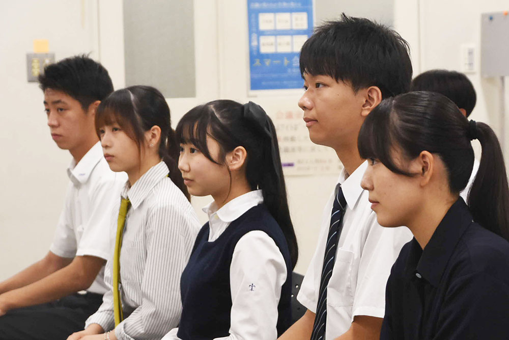 区長の話を真剣に聞く生徒の画像