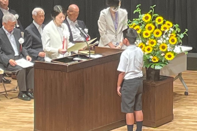 賞状を読んでいる様子の写真