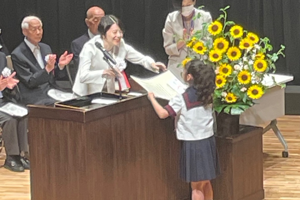 子どもが賞状をもらっている様子の写真