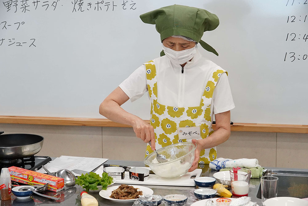料理実践する講師の画像