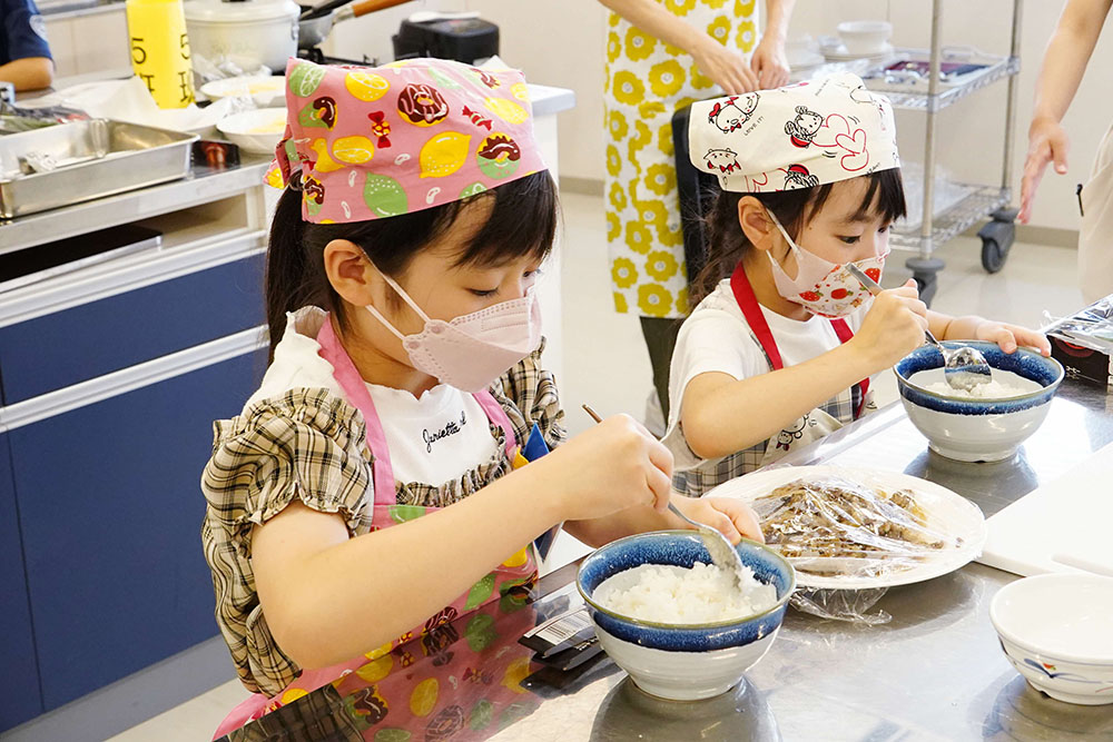 料理をする子どもの画像
