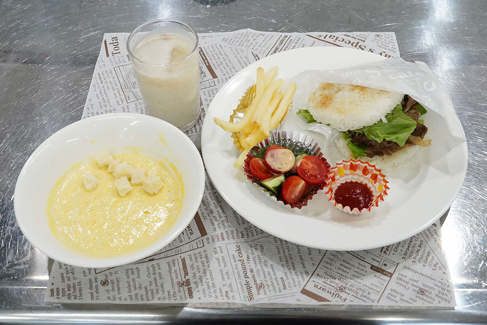 料理盛り付けの画像