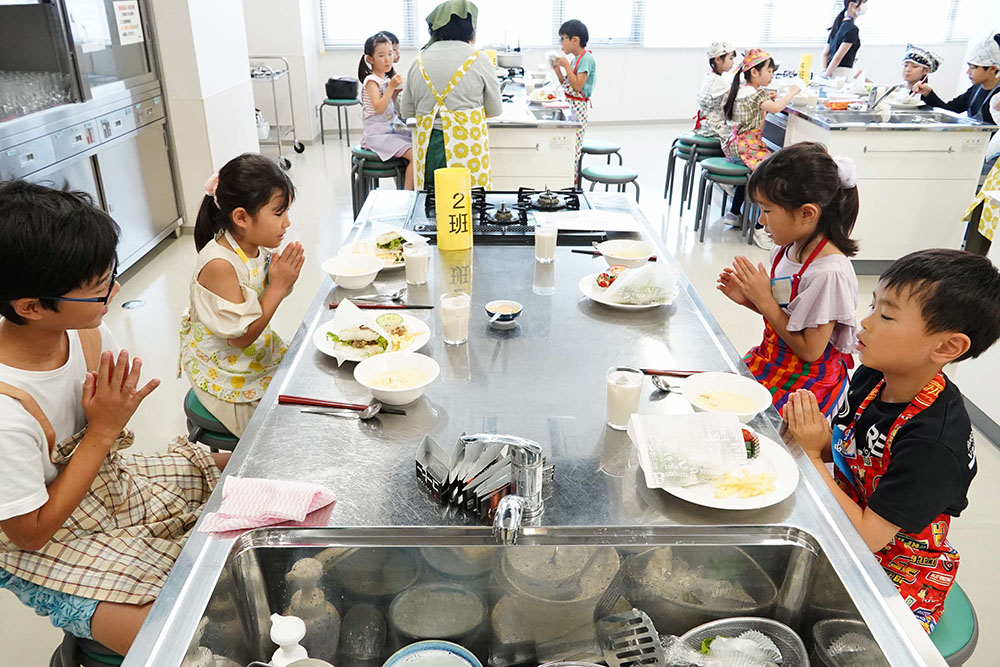 皆で食事をする画像