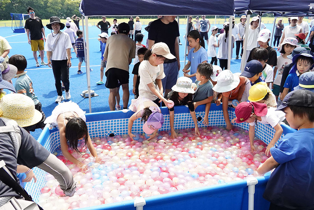 水風船でのキャッチボールを楽しむ画像
