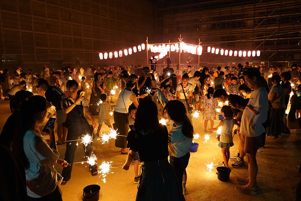 参加者が花火を楽しむ画像