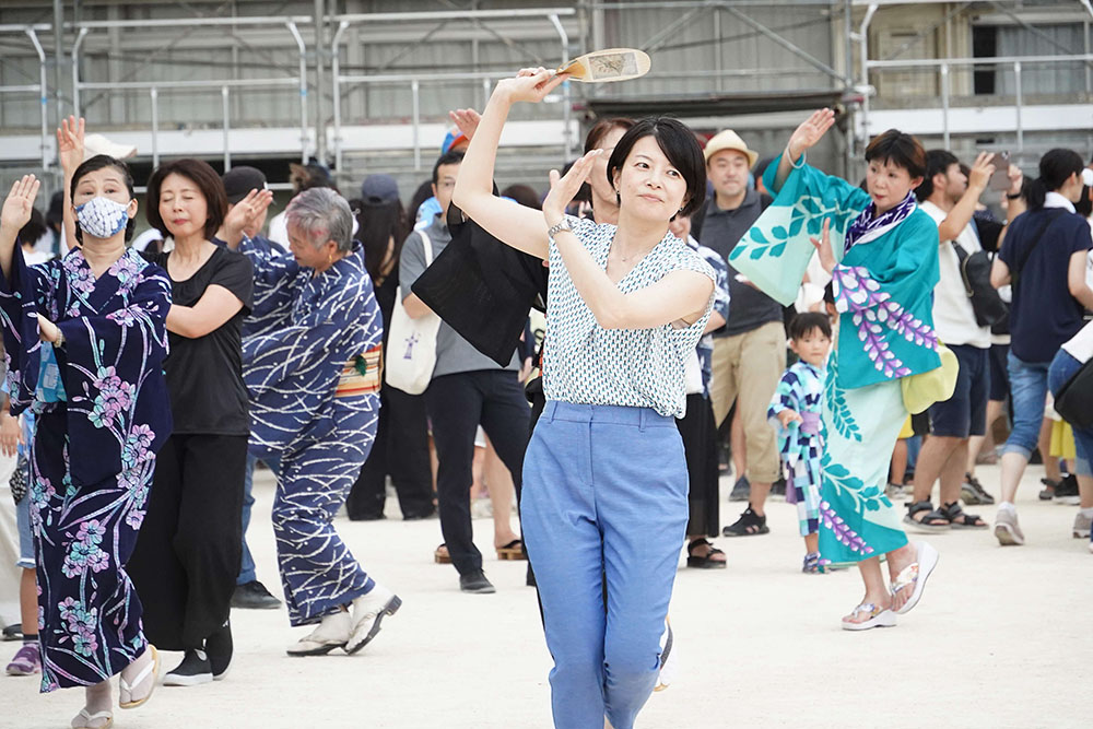 盆踊りをする森澤区長の画像