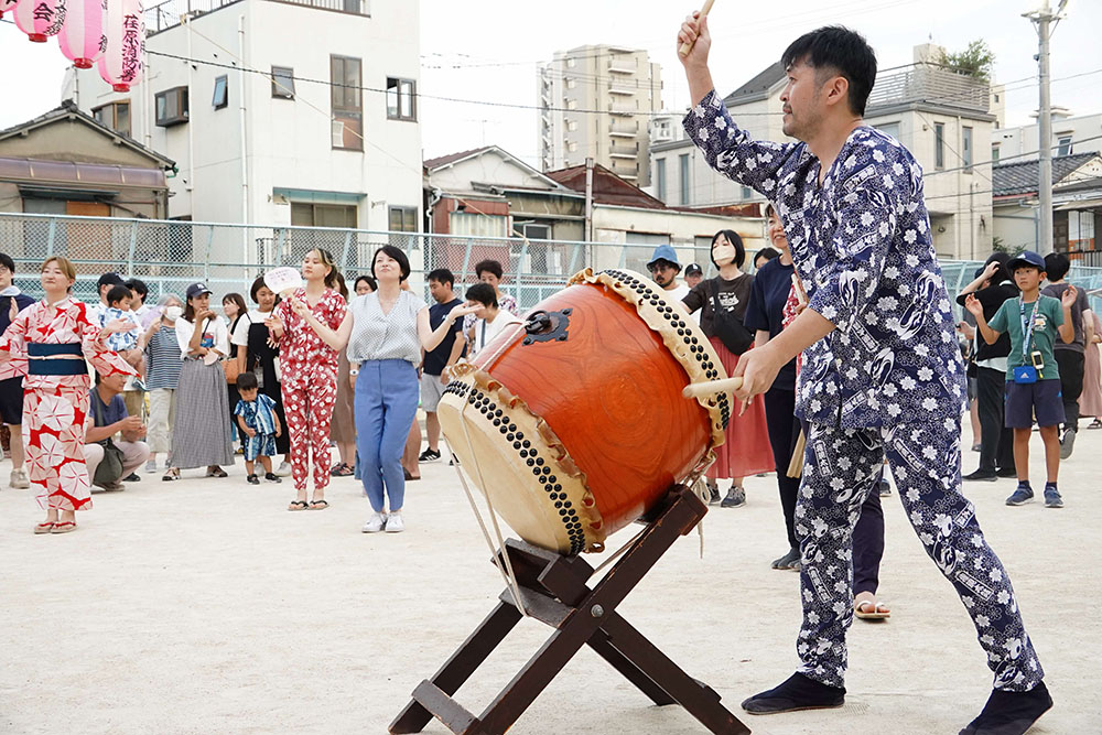 大井権現太鼓保存会が太鼓を打ち鳴らす画像