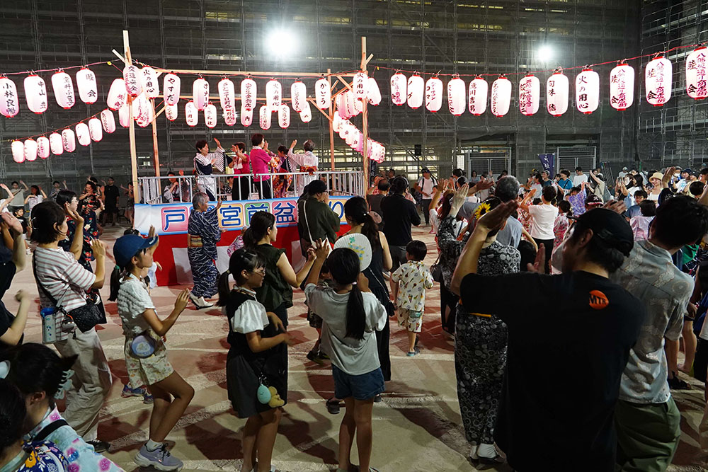 参加者が盆踊りを楽しむ画像
