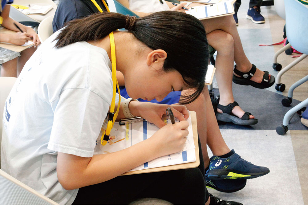 資料に書きこむ参加者