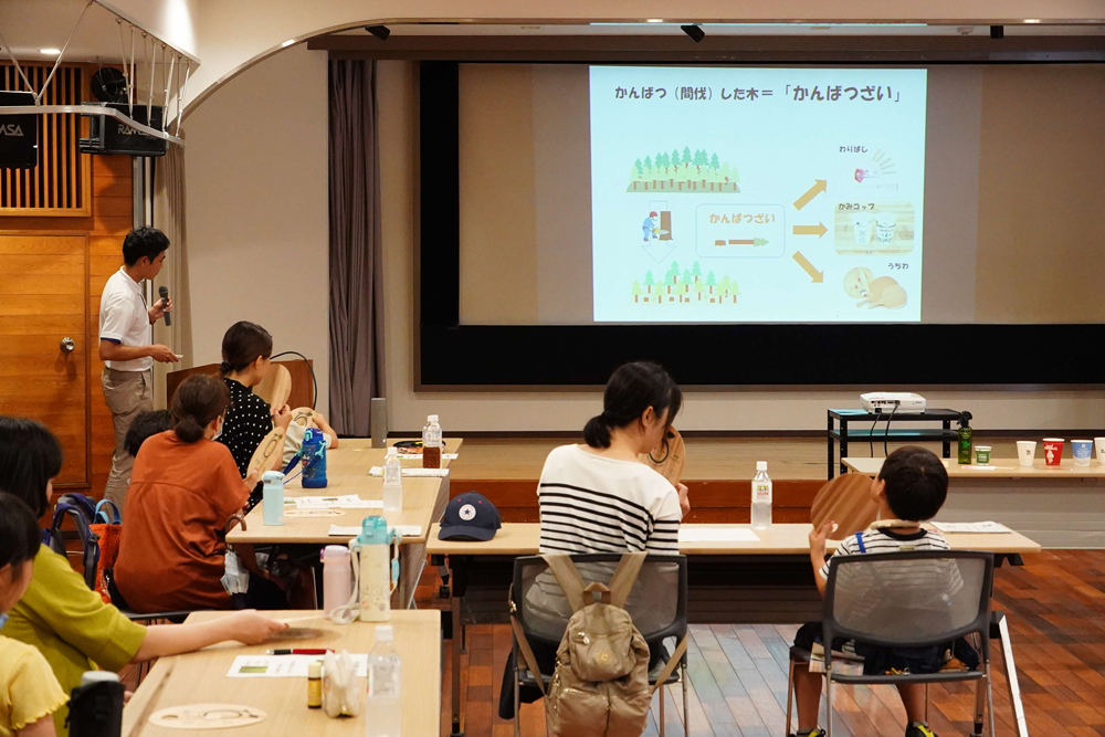 間伐材の説明をしている様子の写真