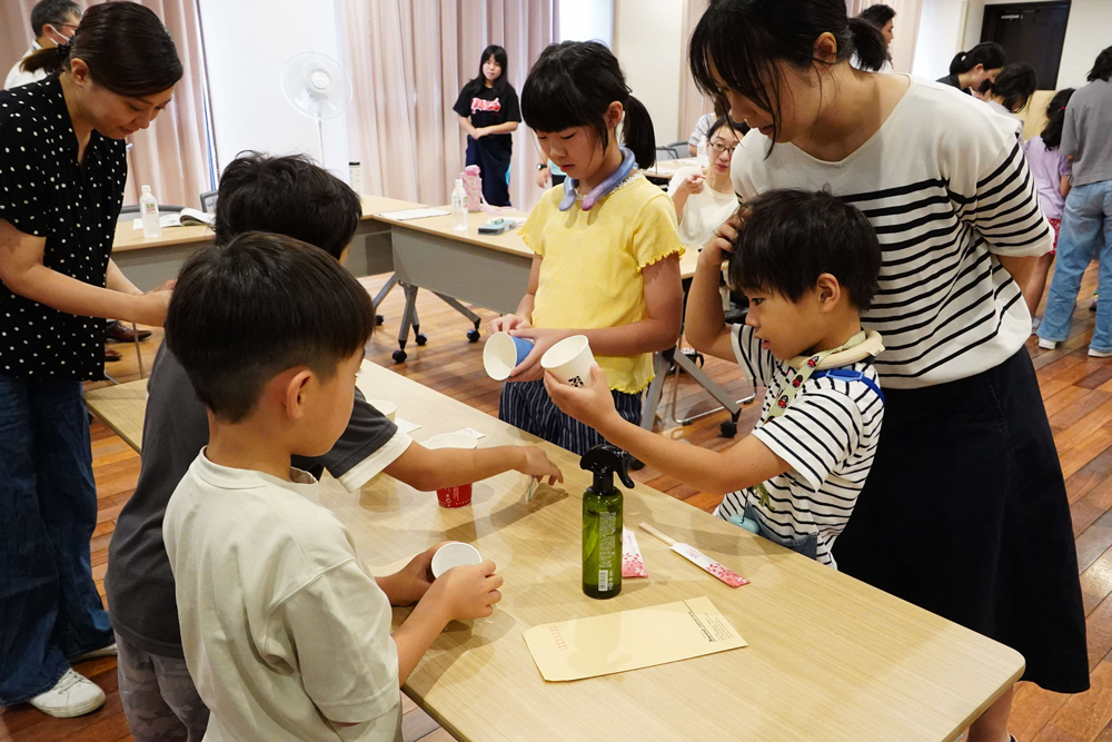 紙コップを選んでいる様子の写真
