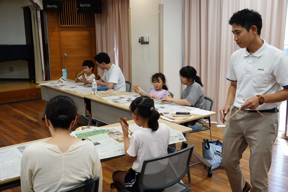 見回っている様子の写真