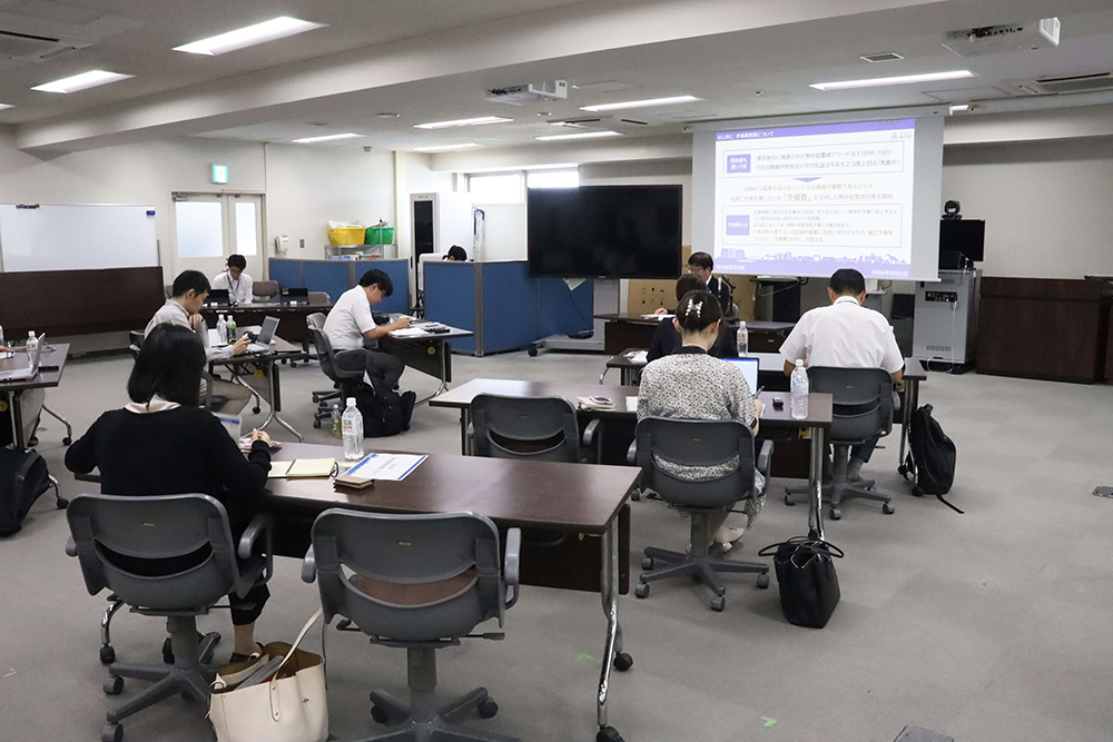 記者会見場広めの画像