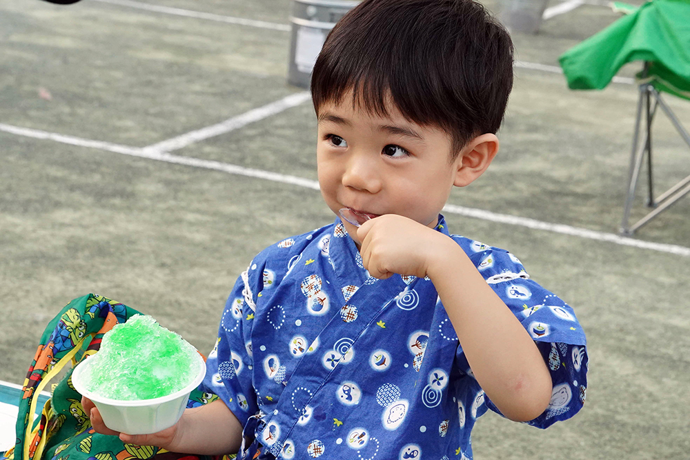 子どもがかき氷を食べている写真