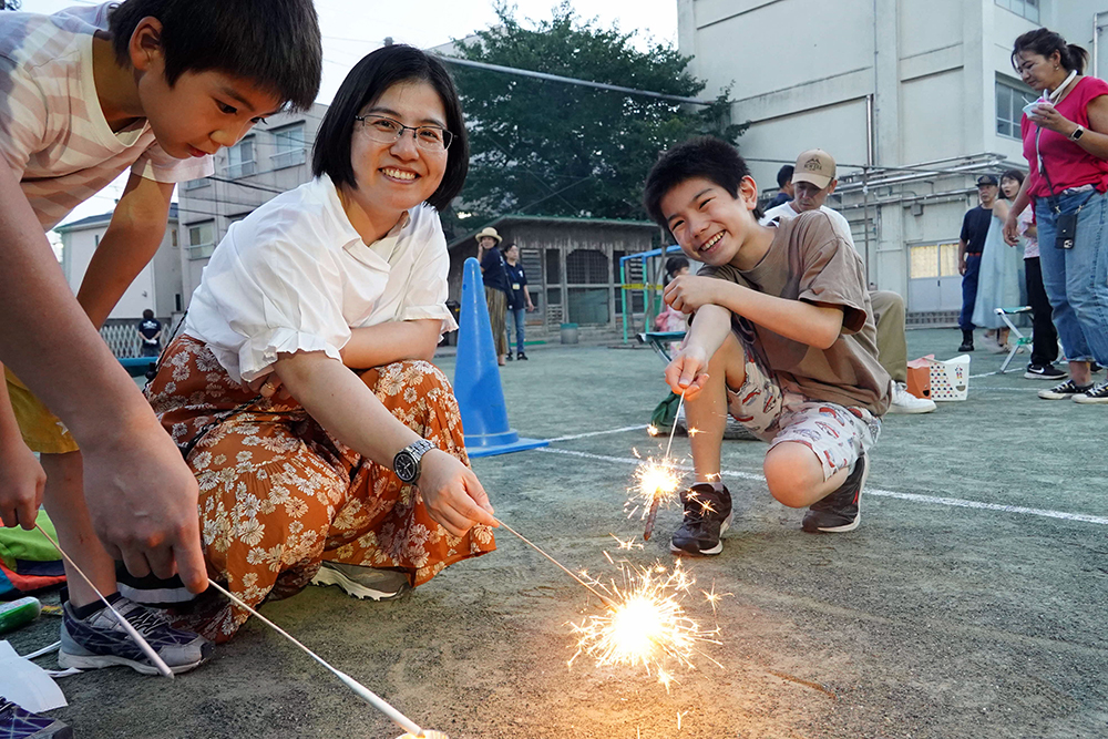 家族で花火をしている写真