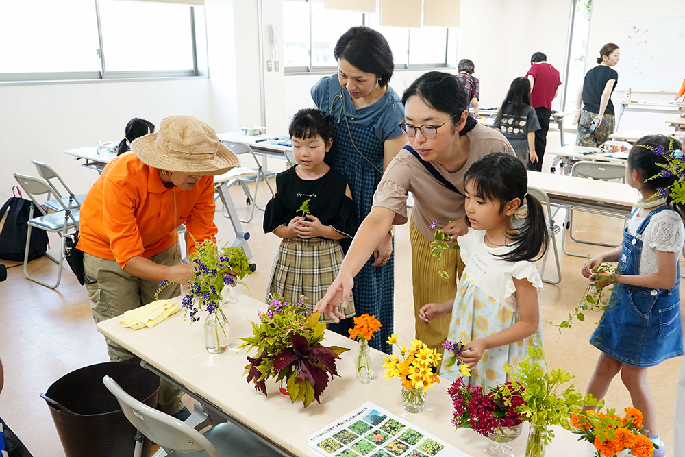 お花を選んでいる写真