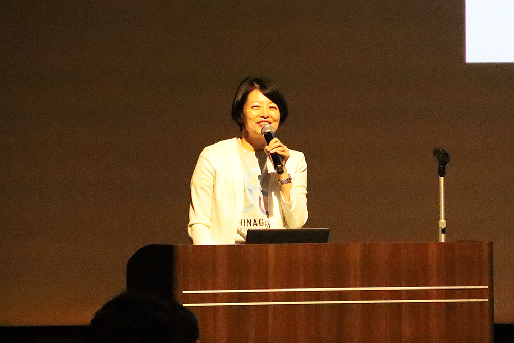 森澤区長が登壇している写真