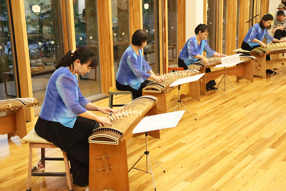 琴を演奏する人たちの画像