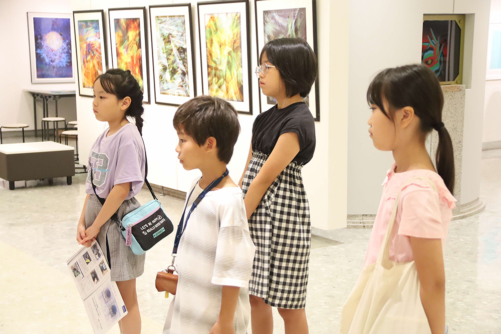 話を聞く子どもたちの画像