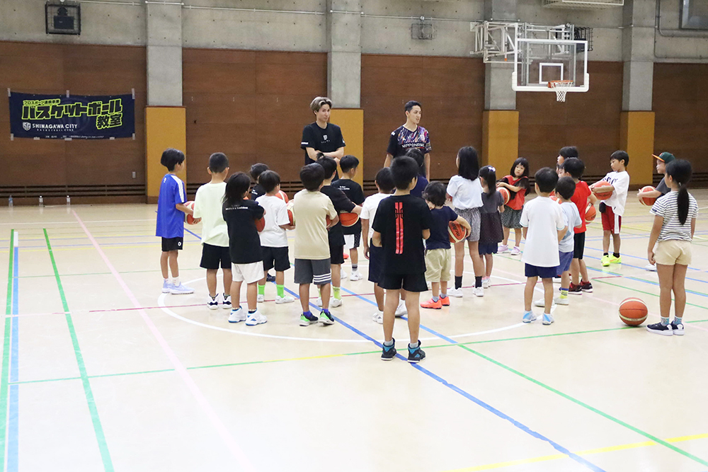 バスケの選手と話を聞く子どもたちの画像