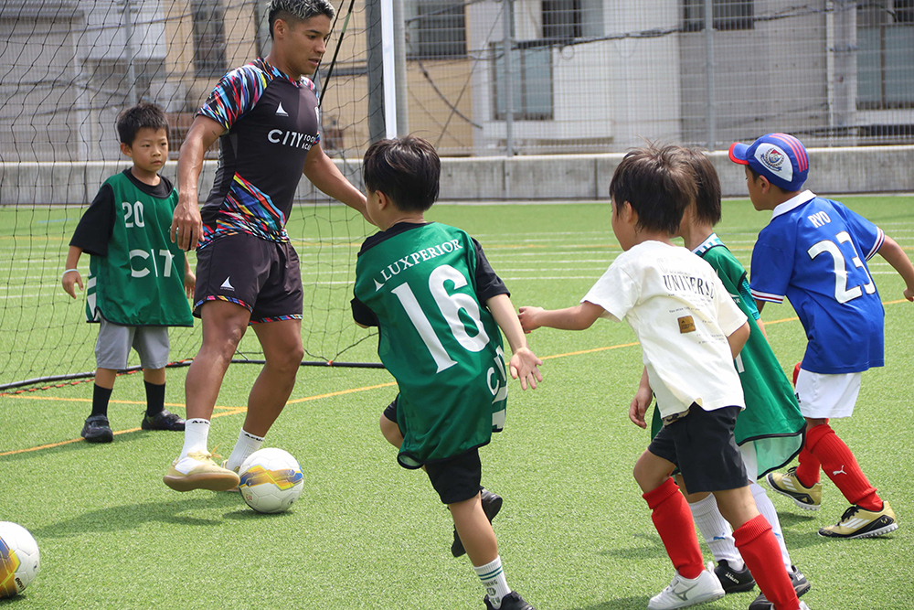 子どもたちとフットサルを楽しむ選手の画像