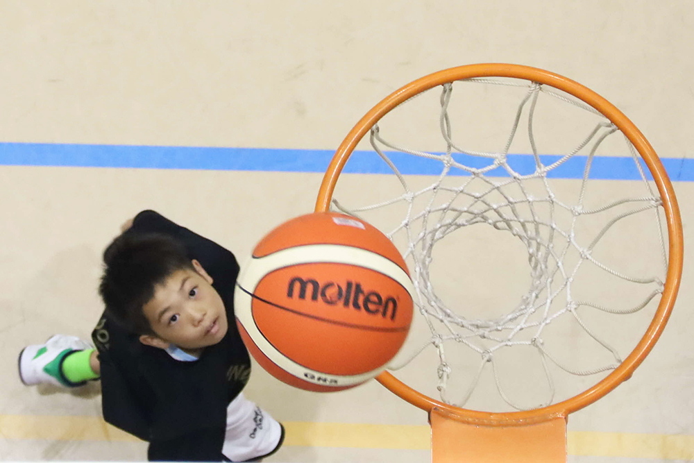シュート練習する子どもの画像