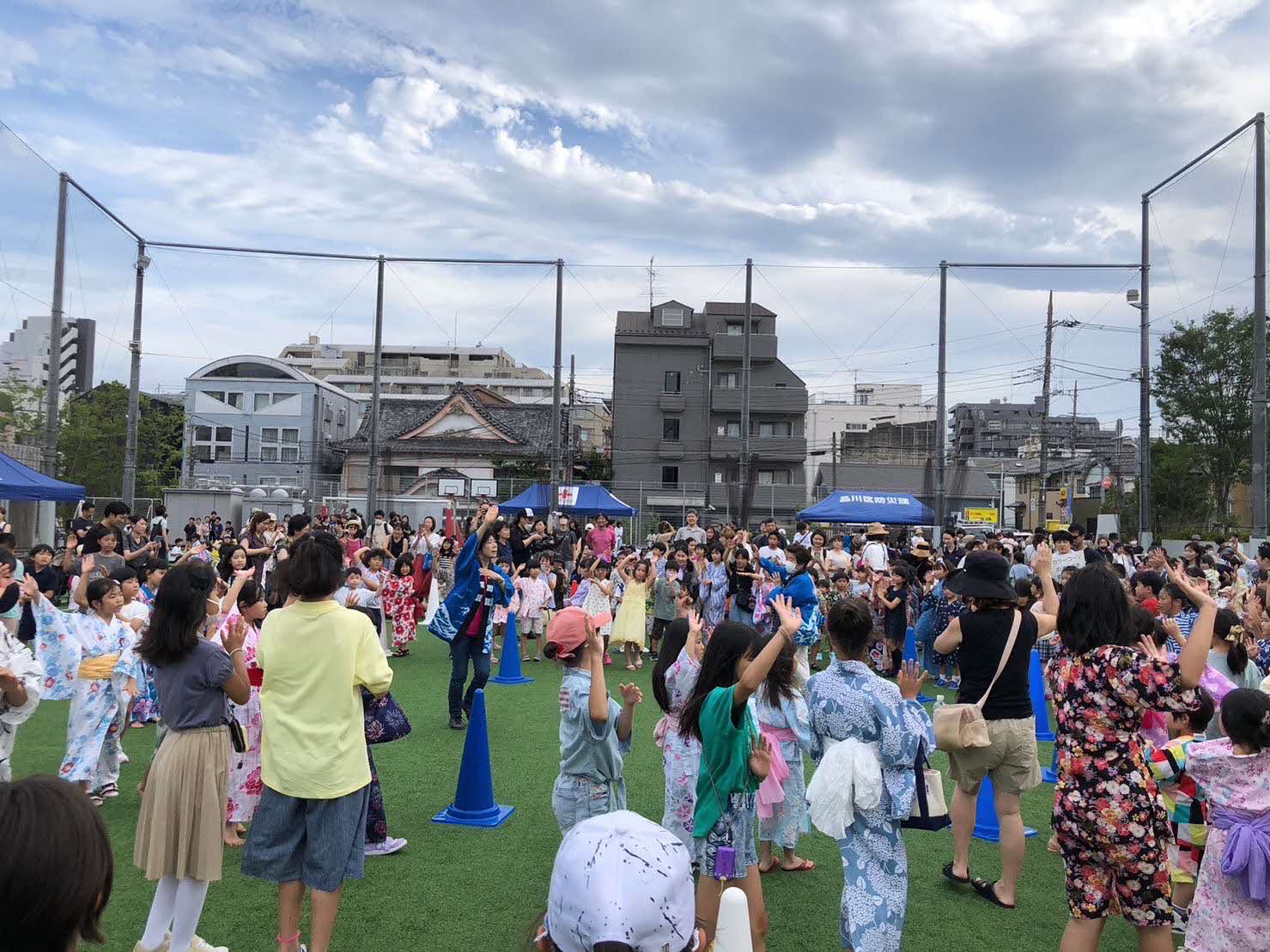 盆踊りを楽しむ来場者