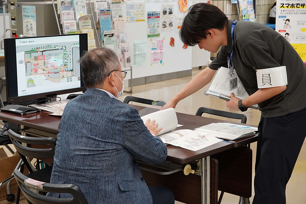 区民の質問に答える職員