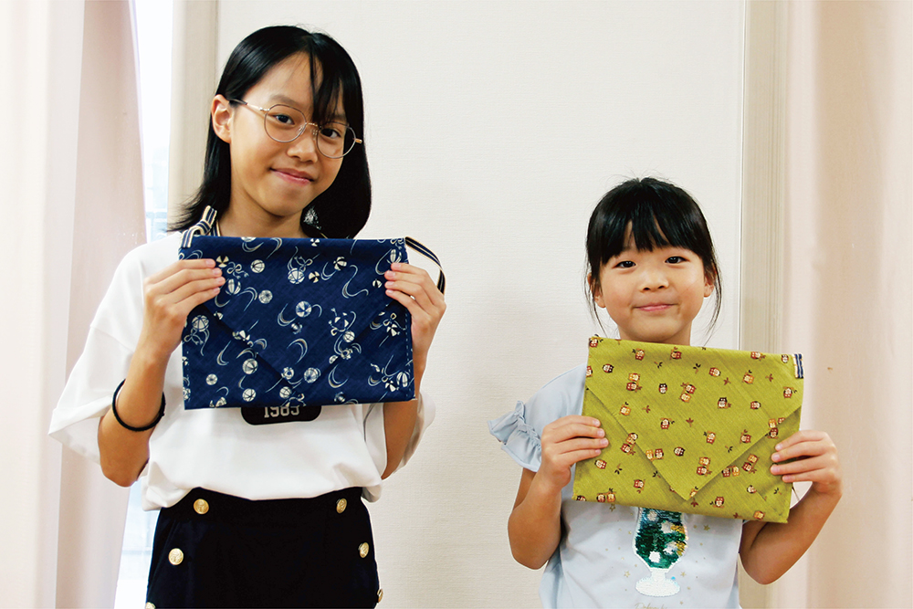 完成したサコッシュを見せる子ども