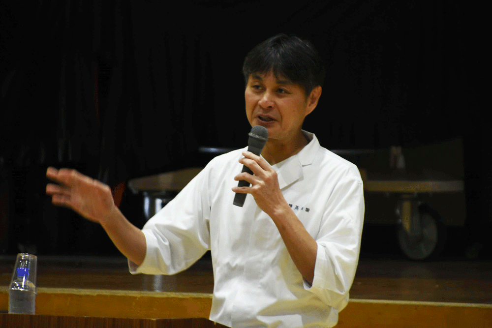 講話をする笠原さん