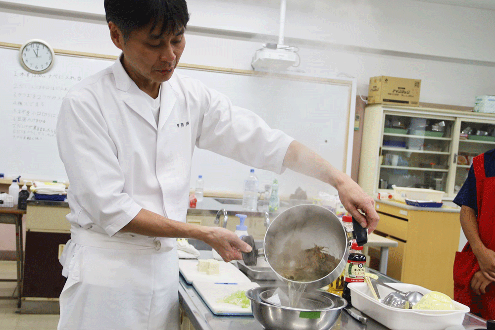だしをとっている笠原さん