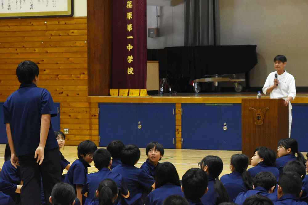 笠原さんに質問をする男子生徒