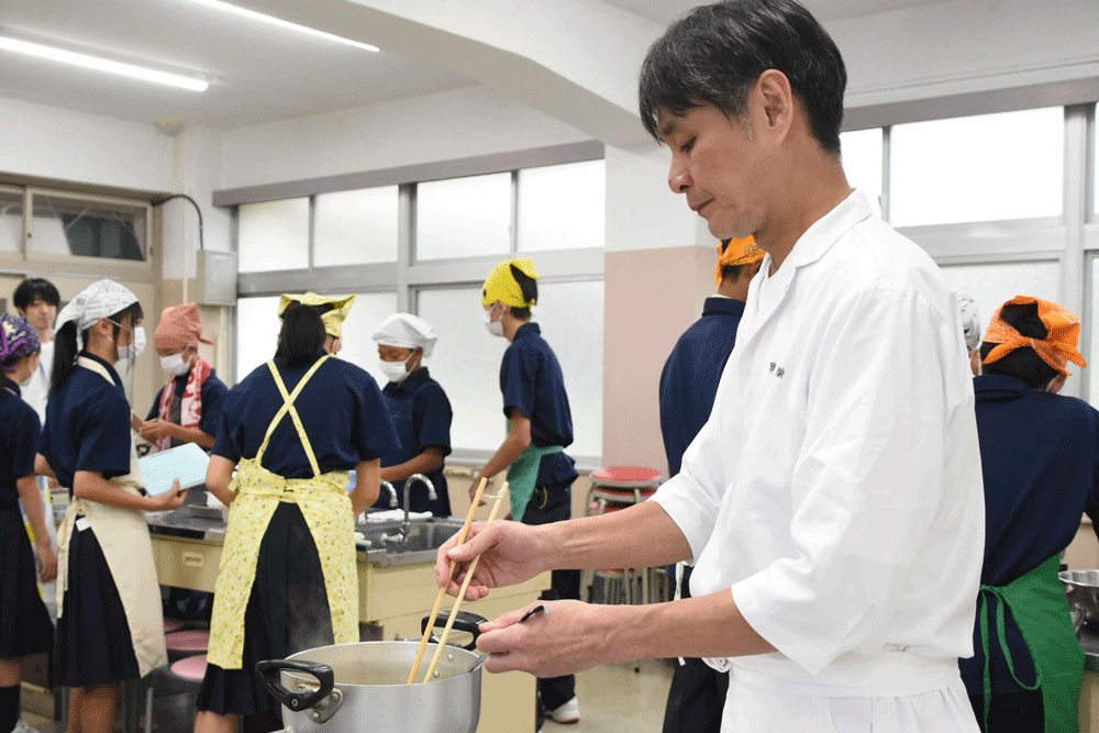 味噌をとかしている笠原さん