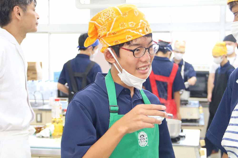 だしの試食をする男子生徒
