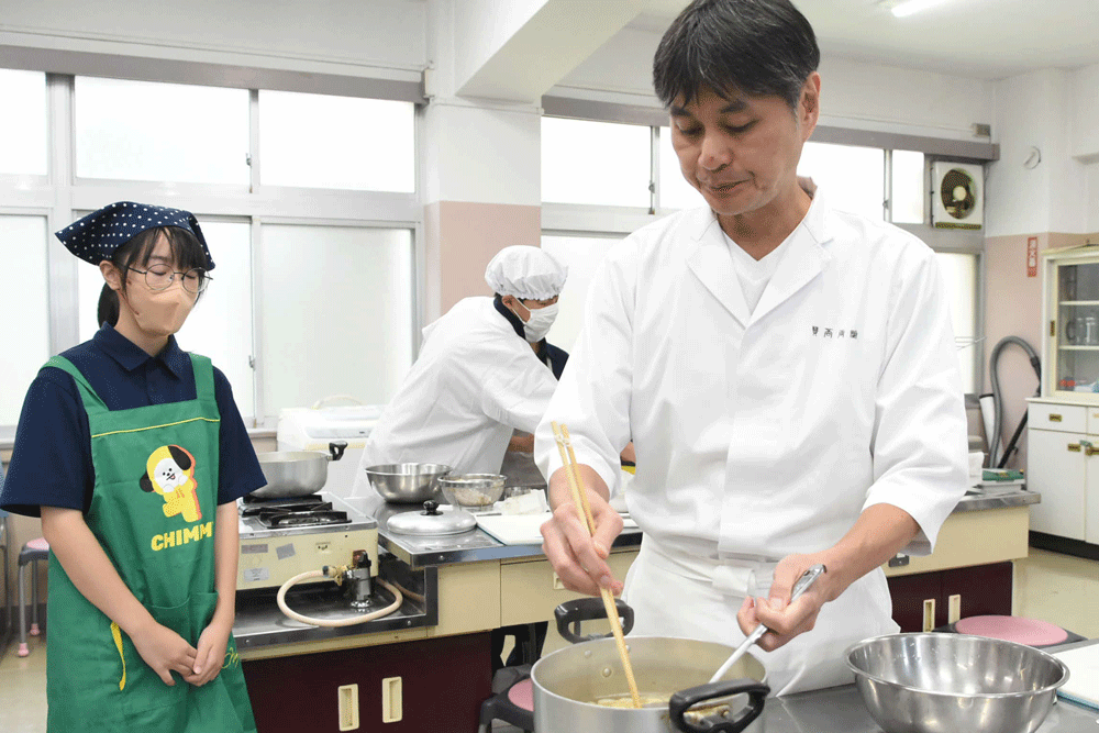 味噌の溶かし方を見る女子生徒