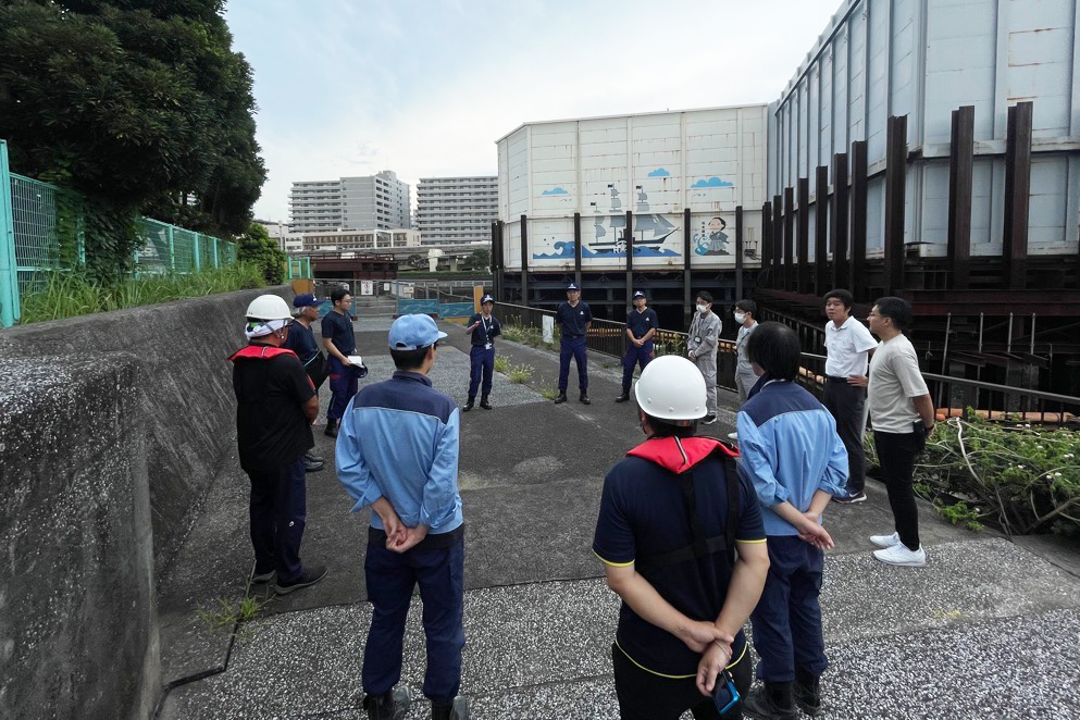 打ち合わせしている様子の写真