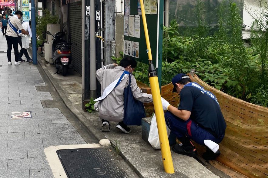 道でごみ拾いをしている様子の写真
