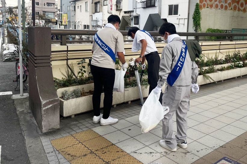橋でごみ拾いをしている様子の写真