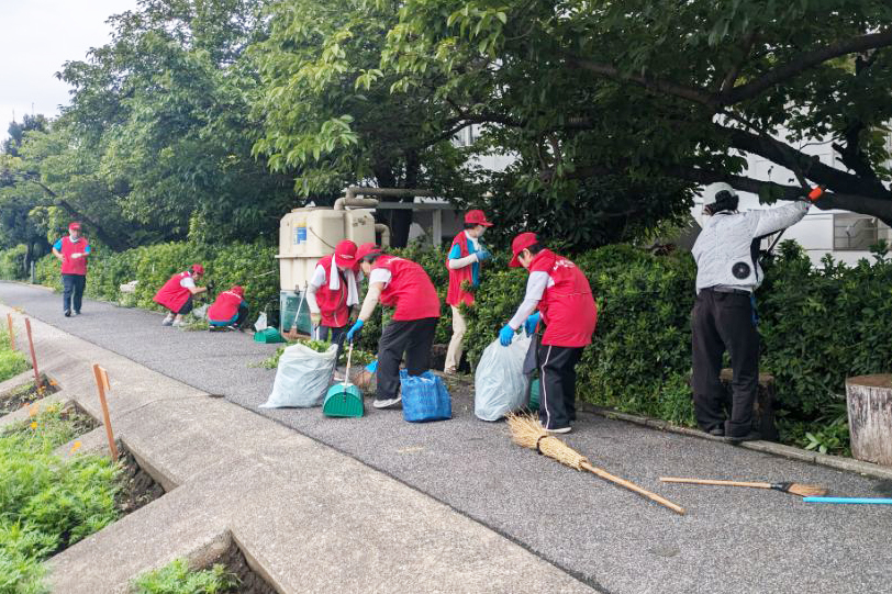 花海道でごみ拾いしている様子の写真