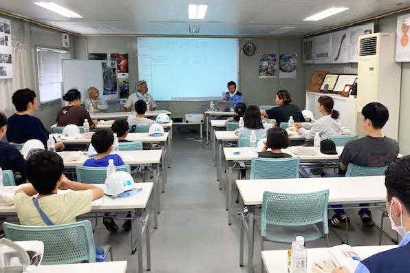 説明を受けている様子の写真