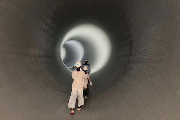 トンネルの奥に入っている様子の写真