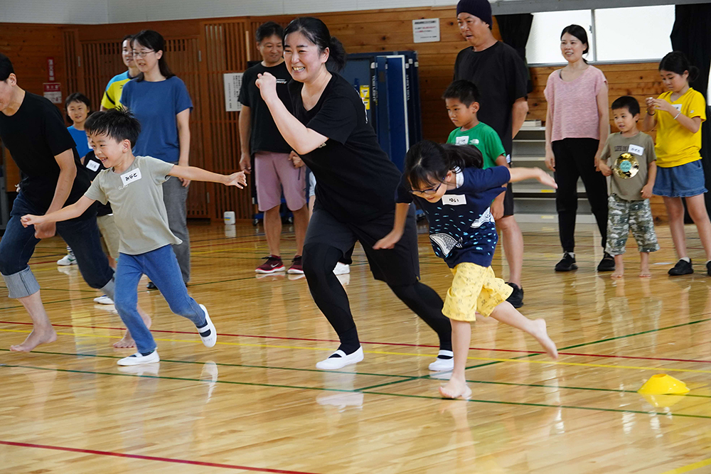 親子で一緒に走っている写真