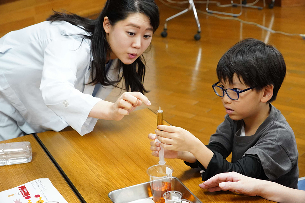 講師が子どもに教えている写真