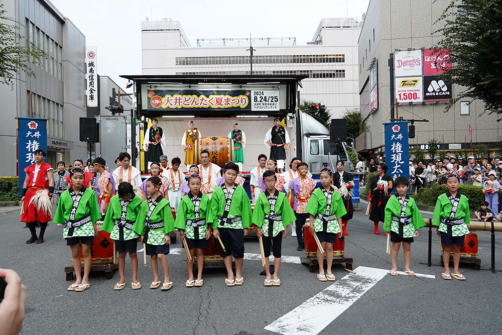 太鼓の前で子どもたちが整列している写真